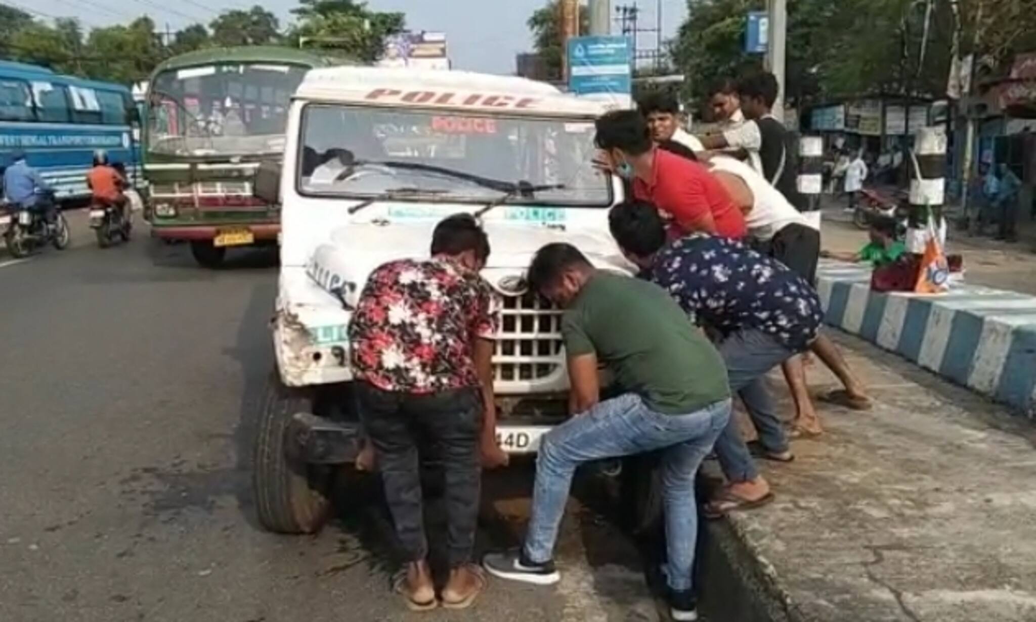 চলন্ত অবস্থায় পুলিশের গাড়িতে আগুন, সঙ্গে সারাদিন