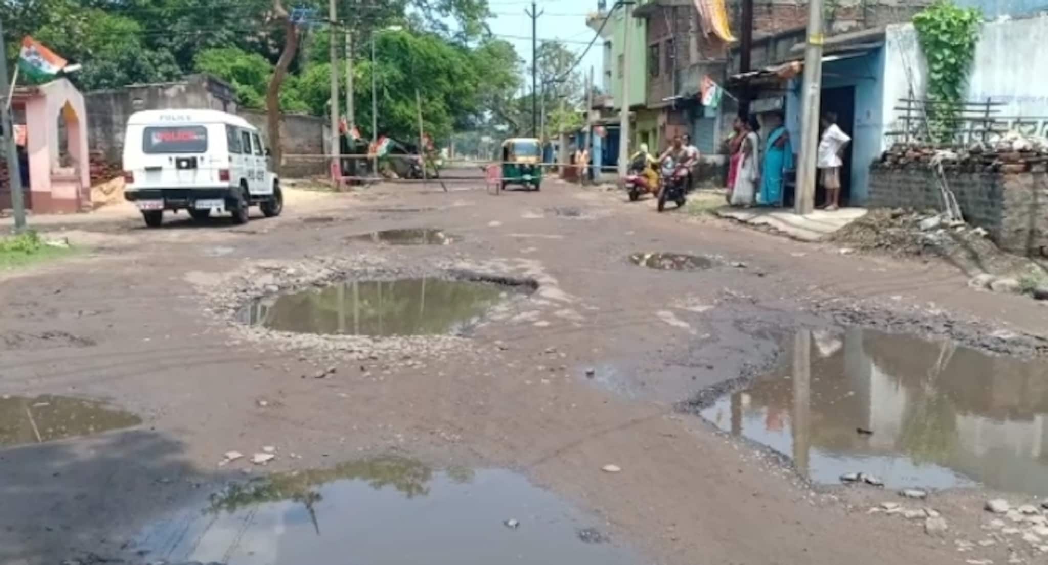 বেহাল রাস্তা মেরামতির দাবিতে বিক্ষোভ কুলটিতে