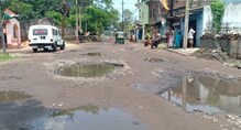 বেহাল রাস্তা মেরামতির দাবিতে বিক্ষোভ কুলটিতে বেহাল রাস্তা মেরামতির দাবিতে বিক্ষোভ কুলটিতে