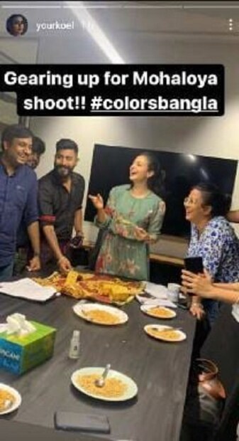 যদিও চ্যানেল কতৃপক্ষ এ বিষয়ে এখনও স্পষ্ট করেননি। কারণ মহালয়ায় কে দুর্গা হচ্ছে তা নিয়ে মানুষের আগ্রহ থেকেই যায়। প্রোমো সামনে আসতেই সকলে বুঝে যান, কে হচ্ছে দুর্গা। কোয়েল সত্যিই এবার কালার্সের দুর্গা হচ্ছেন কিনা তা জানা যাবে প্রোমোতেই। তবে কোয়েলের এই পোস্ট সেই দিকেই ইঙ্গিত করছে। আপাতত এই বিষয় নিয়েই জোর চর্চা সোশ্যাল মিডিয়ায়। photo source collected