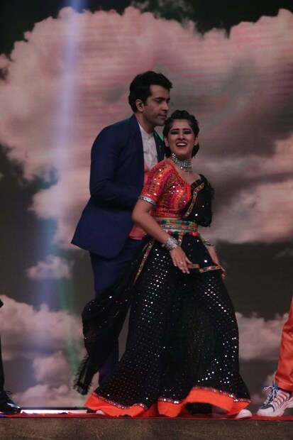 • লিস্ট আরও দীর্ঘ। মঞ্চ কাঁপাতে আসছেন 'যুমনা ঢাকি' - র যমুনা, মানে শ্বেতা ও সংগীত মানে রুবেল। থাকছেন সকলের প্রিয় রানিমা - দিতিপ্রিয়া।