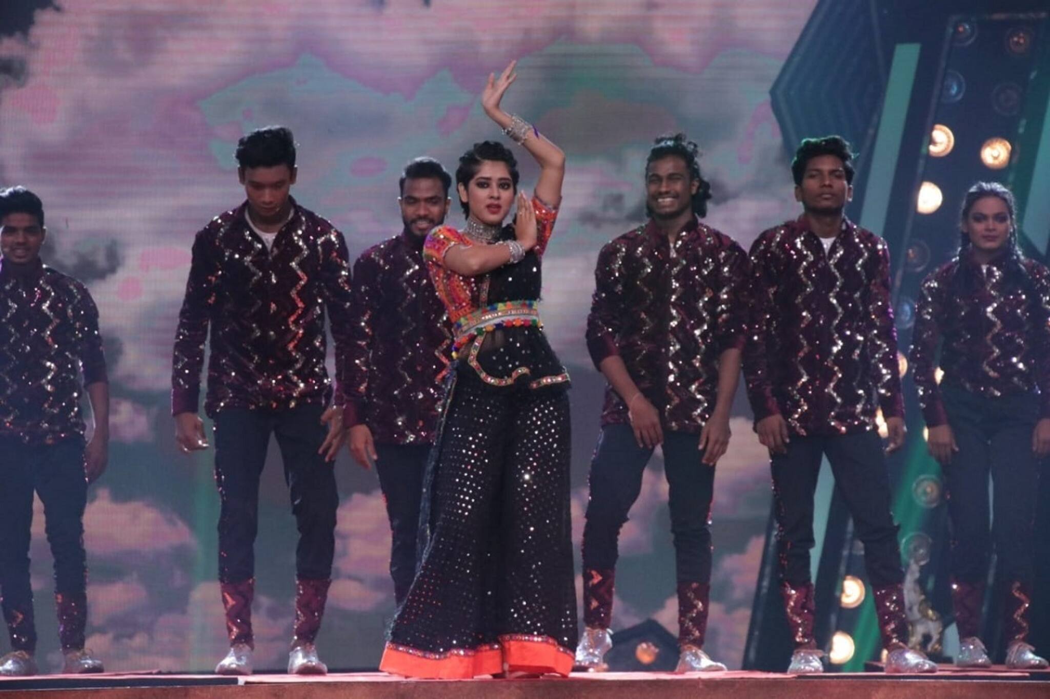 Dance Bangla Dance: রানিমা এখন অতীত! ‘ছঁইয়া ছঁইয়া’র তালে তুমুল নাচলেন দিতিপ্রিয়া