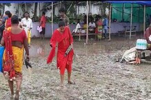 কাদায় ভরা এলাকা, হাঁটু অবধি কাপড় তুলে তবে পৌঁছতে হচ্ছে ‘এই’ কাজের জন্য কাদায় ভরা এলাকা, হাঁটু অবধি কাপড় তুলে তবে পৌঁছতে হচ্ছে ‘এই’ কাজের জন্য