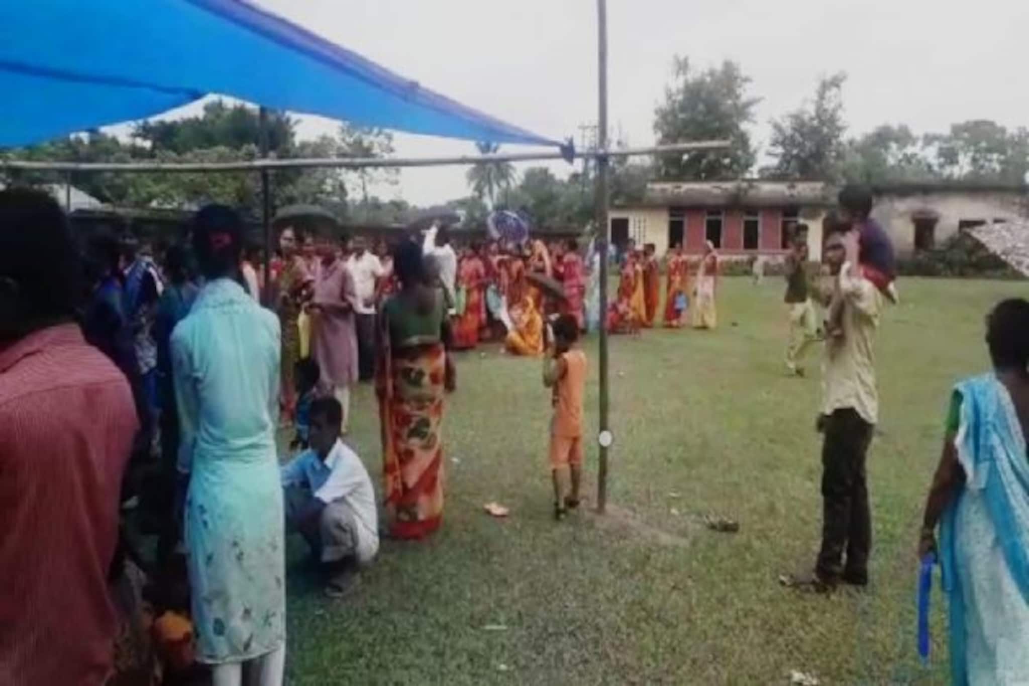 ভোর থেকে লাইনে দাঁড়িয়েও অমিল ভ্যাকসিন, তীব্র অসন্তোষ জলপাইগুড়িতে