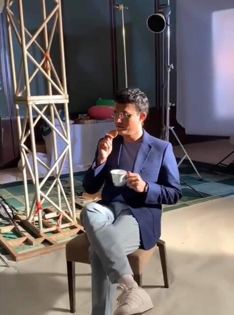 বিজ্ঞাপনের কাজ ছাড়াও দাদাগিরি প্রোমো শুটিংয়ের কাজ শুরু করে দিয়েছেন সৌরভ। সেপ্টেম্বরের ৪ তারিখ থেকে দাদাগিরির মূল পর্বের শ্যুটিং শুরু। সাথে তো বিসিসিআইয়ের কাজ রয়েছেই। তার ওপরে আবার সামনের মাসে শুরু হচ্ছে আইপিএলের অসমাপ্ত ম্যাচগুলি। তারপরেই টি-টোয়েন্টি বিশ্বকাপের আসর। তাই সব মিলিয়ে এখন সদাব্যস্ত মহারাজ।