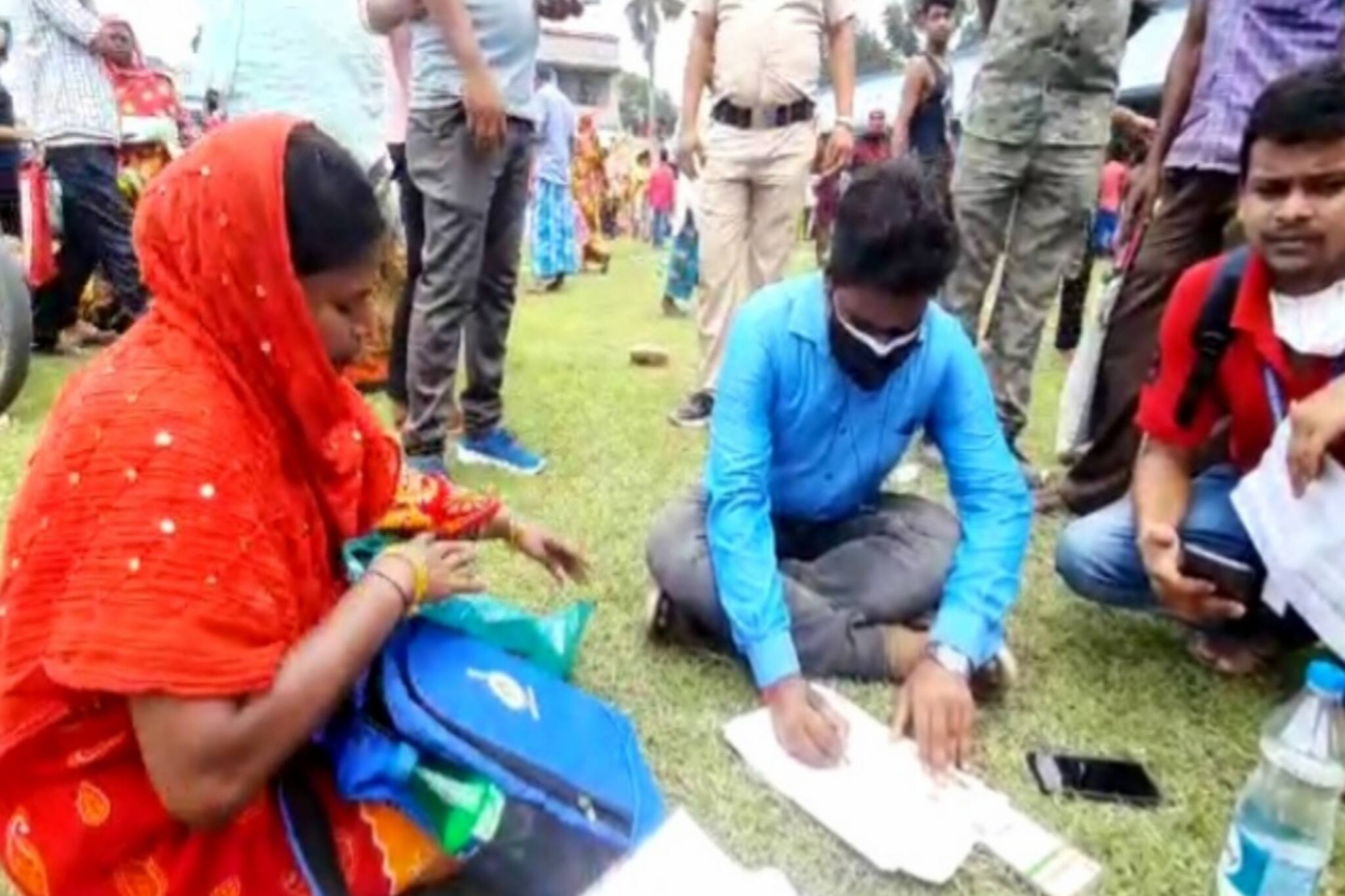 দুয়ারে সরকার ক্যাম্পে মাটিতে বসেই ফর্ম ফিলাপ বিডিও-র
