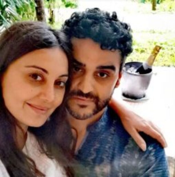 তবে বিনোদন জগতের সঙ্গে তাঁর বয়ফ্রেন্ড জড়িত নন বলে আগেই জানিয়েছেন নায়িকা। এর আগে রেস্তোরাঁ মালিক রায়ান থামের সঙ্গে বিয়ে করেছিলেন মিনিশা। গত বছর তাঁদের বিচ্ছেদ হয়ে যায়। 