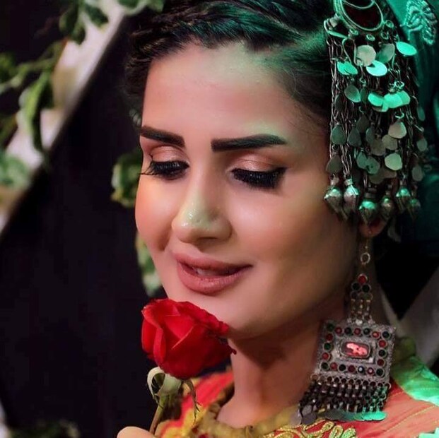 আফগান সংবাদমাধ্যম RTA Pashto-র সাংবাদিক শবনম। তালিবানরা আফগানিস্তানে অধিকার ঘোষণা করার পর দিন সকালে অফিসে গিয়েই তাঁকে শুনতে হয়েছিল আর অফিসে আসতে হবে না। কর্মজীবনে এখানেই দাঁড়ি। সটান বলা হয়েছিল, ”তুমি মেয়ে। যাও নিজের বাড়িতে ফিরে যাও এবার।” শবনম অবাক হয়ে দেখেছিলেন তাঁর পুরুষ সহকর্মীরা দিব্যি অফিসে ঢুকতে পারছেন। কিন্তু তিনি পরিচয়পত্র দেখিয়েও আর প্রবেশাধিকার পাচ্ছেন না।