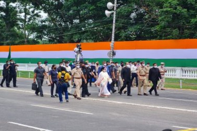 দুয়ারে সরকার, দুয়ারে রেশন, খেলা হবে ট্যাবলো দেখা যায়।