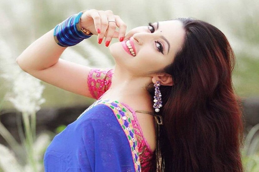 এর পরেই শুরু হয় প্রেম। বিবাহিত হয়েও ও পুলিশ কর্তা নিজেকে অবিবাহিত বলে পরিচয় দিয়েছিলেন। সম্প্রতি সাকলায়েনের জন্মদিনের ভিডিওয় তাঁর ও পরীমণির একটি ঘনিষ্ঠ ভিডিও প্রকাশ্যে এসেছে যা নিয়ে নেট দুনিয়া সরগরম। ভিডিওয় দেখা যাচ্ছে, কেক খাইয়ে গোলাম সাকলায়েনের ঠোঁটে ঠোঁট রাখছেন নায়িকা। 