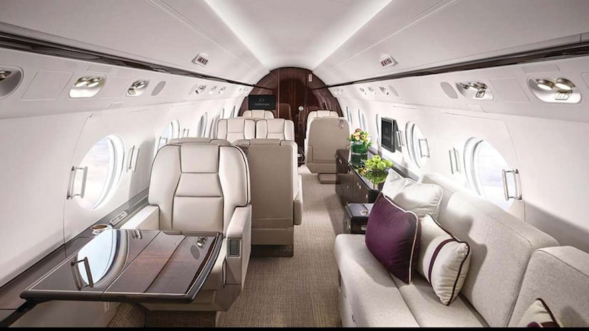 GQ report অনুযায়ী ভ্যাকসিন টাইকুন-এর Gulfstream 550 রয়েছে ৷ যা ১৩ ঘণ্টা পর্যন্ত নন-স্টপ উড়তে পারে ৷ সেইসঙ্গে প্লেনটির ভিতর অসাধারণ ইন্টিরিয়র এবং অন্যান্য সুযোগ-সুবিধাও আপনাকে তাক লাগিয়ে দেবে ৷ 