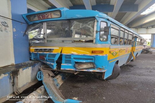 ধাক্কা মারার পর এভাবেই দুমড়েমুচড়ে গিয়েছে বাসটি।
