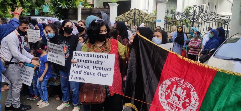 ভারতীয় সিম কার্ড নিতে পারছেন, শিক্ষা বা স্বাস্থ্য সংক্রান্ত কোনও সুবিধাও পাচ্ছেন না। বারবার রাষ্ট্রপুঞ্জকে চিঠি লিখে কোনও সদুত্তর পাননি বলে আফগানদের অভিযোগ। তাই তাঁরা রাষ্ট্রপুঞ্জের সামনে প্রতিবাদ জানাতে এসেছেন।