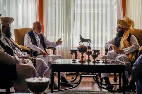 প্রাক্তন রাষ্ট্রপতি হামিদ কারজাইয়ের সঙ্গে আলোচনায় আনাস হাক্কানি এবং আবদুল্লাহ আবদুল্লাহ৷ Photo-Twitter/Tolo News