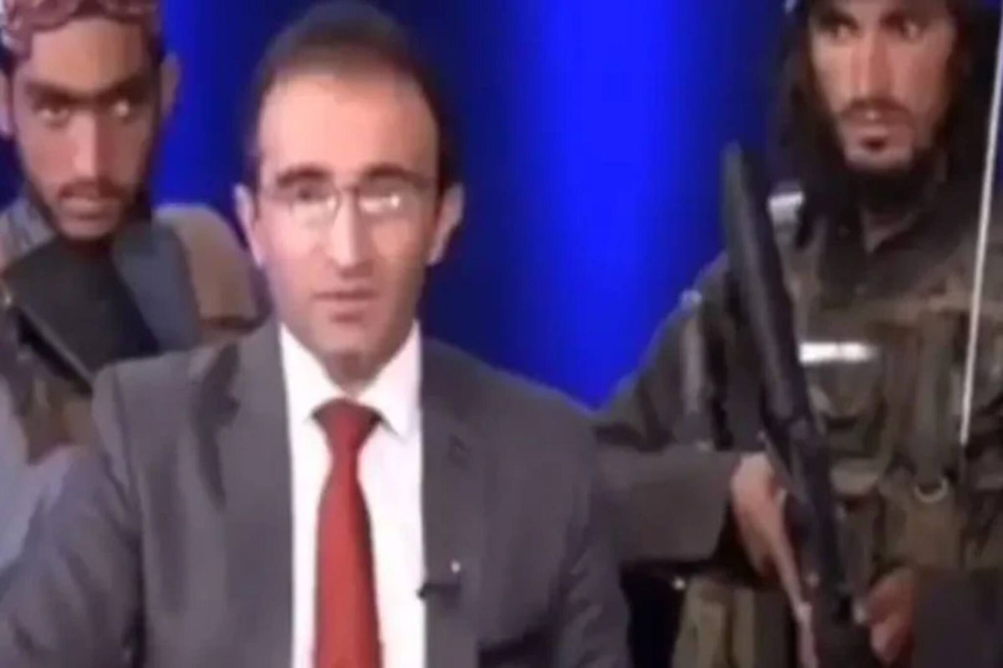 পিঠে ঠেকানো তালিবানের বন্দুক! 'কোনও ভয় নেই', কাঁপতে কাঁপতে আস্বস্ত করছেন সঞ্চালক