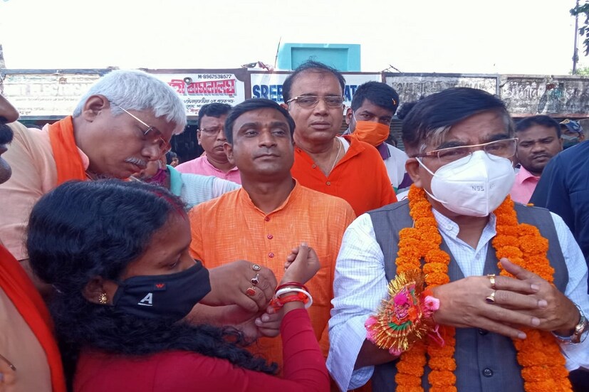 আজ শালতোড়ার বিধায়িকাকে রাখিবন্ধন উৎসবে মাততে দেখা যায়। আজ তাঁর হাত থেকে রাখি পরে নেন কেন্দ্রীয় মন্ত্রী সুভাষ সরকার।