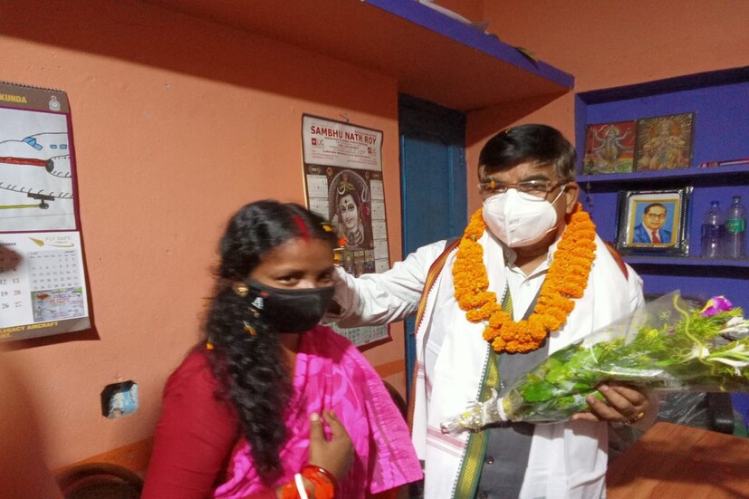 পাশাপাশি বিধায়ক শ্রী অনুপ সাহাকেও রাখি পরান চন্দনা বাউরি। একুশের বিধানসভায় বিজেপির হয়ে যেসব প্রার্থীরা মনোনয়ন জমা দিয়েছিলেন, তাদের মধ্যে দরিদ্রতম ছিলেন চন্দনা। তাঁকে সামনে রেখে প্রচারে ঝড় তুলেছিল বিজেপি।