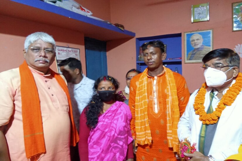 দিন কয়েক আগে শালতোড়া থানার পক্ষ থেকে অভিযোগ করা হয় চন্দনা বাউরি মধ্যরাতে ড্রাইভারকে বিবাহ করে থানায় উপস্থিত হন নিরাপত্তা চাইতে সেই অভিযোগ অবশ্য চন্দনা পরে অস্বীকার করেন।