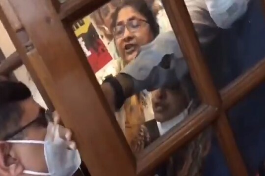 রাজ্যসভায় তৃণমূল সাংসদরা ঢুকতে চাইলে এভাবেই বাধা দেওয়া হয়।