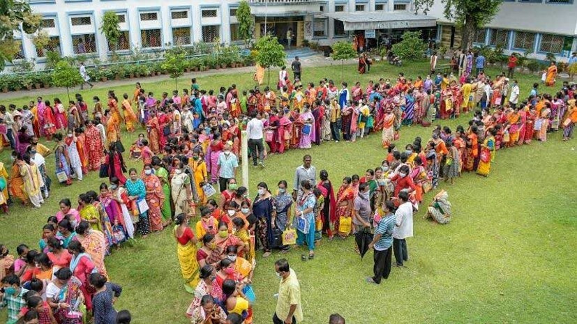 নবান্ন সূত্রে খবর, বুধবার পর্যন্ত দুয়ারে সরকার (Duare Sarkar) শিবিরে এসেছেন প্রায় তিন কোটি মানুষ। বিভিন্ন প্রকল্পের পরিষেবার জন্য আবেদন করার পাশাপাশি শুধুমাত্র ‘লক্ষ্মীর ভাণ্ডার’ (Lakshmir Bhandar) প্রকল্পে এদিন পর্যন্ত আবেদন জমা পড়ার সংখ্যা ১.০৮ কোটি। গত ১৬ আগস্ট থেকে শুরু হয়েছে দুয়ারে সরকার শিবির। মাত্র ২৩ দিনেই এই বিপুল সংখ্যক আবেদন জমা পড়েছে।