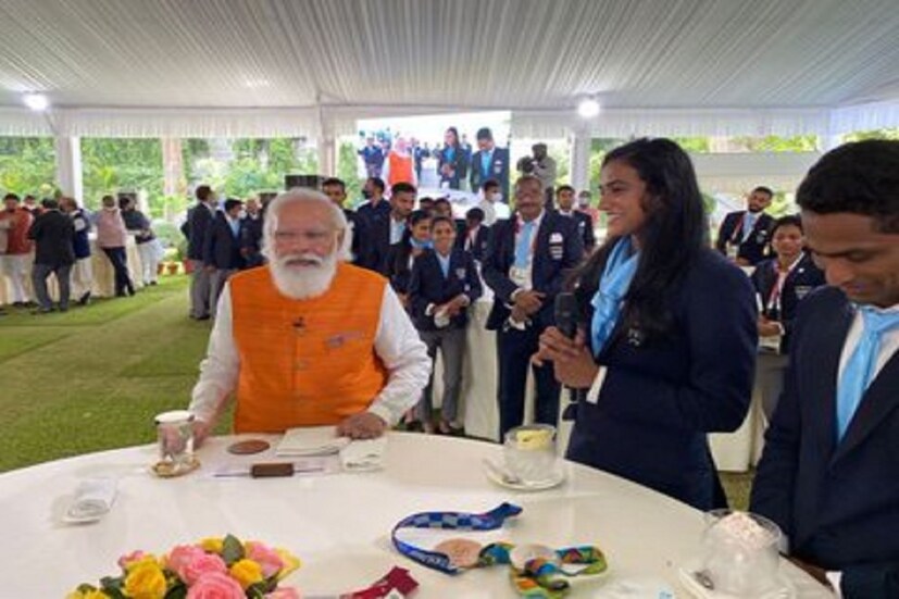 এদিকে পিভি সিন্ধুকে অলিম্পিক্স যাওয়ার আগেই কথা দিয়েছিলেন আইসক্রিম খাওয়াবেন, আর সেই কথা এদিন পালন করলেন৷ টোকিও গেমসে মেডেল পেলেই এই আইসক্রিম ট্রিট হওয়ার কথা ছিল৷ এবারে তিনি চিনের হি বিয়াং জিয়াওকে হারিয়ে ব্রোঞ্জ মেডেল পান৷ Photo Courtesy- Mann Ki Baat Updates मन की बात अपडेट्स/Twitter