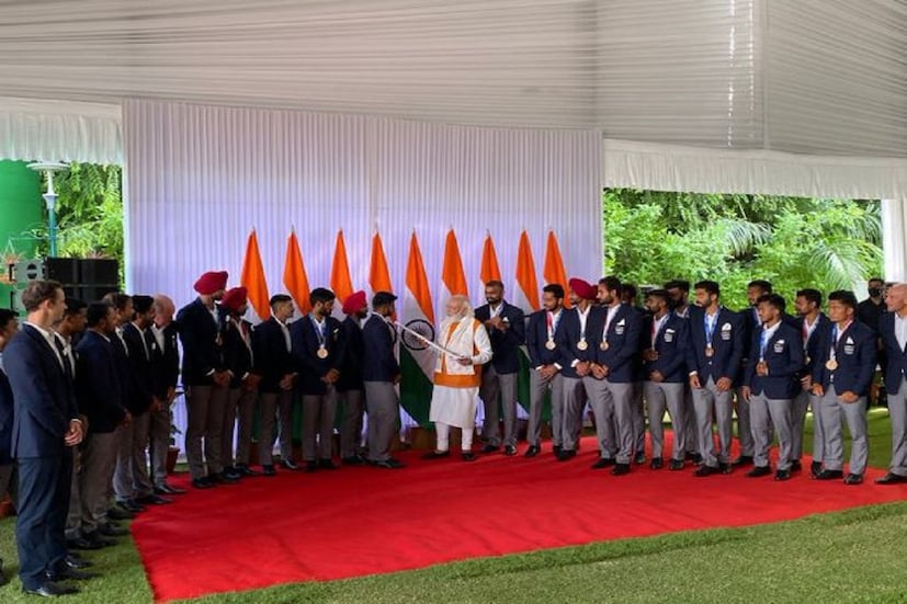 ভারতীয় হকি দল ব্রোঞ্জ পান এবারের টোকিও অলিম্পিক্সে (Tokyo Games) ৪১ বছরের অপেক্ষার শেষে অলিম্পিক্সে হকিতে পদক পায় ভারতীয় দল৷ তারা প্রধানমন্ত্রী নরেন্দ্র মোদিকে অটোগ্রাফ করা হকি স্টিক দেন৷ Photo Courtesy- Mann Ki Baat Updates मन की बात अपडेट्स/Twitter
