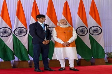 প্রধানমন্ত্রী আইসক্রিম খেলেন সিন্ধুর সঙ্গে, আর নীরজ চোপড়ার সঙ্গে চুরমা