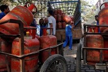 LPG Price: সাধারণের জন্য বড় ধাক্কা! ফের ২৫ টাকা দাম বাড়ল গ্যাস সিলিন্ডারের