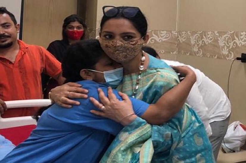  তাঁদের চিকিৎসা শুরু হয় এসএসকেএম হাসপাতালে। সুদীপের চোট মাথায়। আর জয়ার চোট রয়েছে শরীরের অন্যান্য স্থানে। আজ ওঁদের উৎসাহ দিয়ে জুন ট্যুইটে লেখেন, ওরা আবার ত্রিপুরা যাবে।