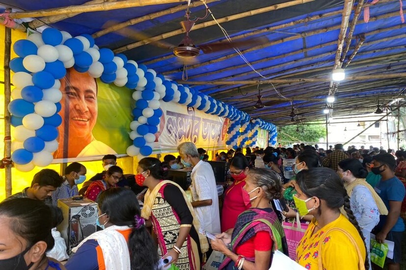 উল্লেখ্য, বিধানসভা নির্বাচনের আগে রাজ্যবাসীর স্বার্থে একাধিক প্রকল্প চালু করার প্রতিশ্রুতি দিয়েছিলেন মুখ্যমন্ত্রী মমতা বন্দ্যোপাধ্যায়। তার মধ্যে ছিল কৃষকবন্ধু, স্টুডেন্টস ক্রেডিট কার্ড, লক্ষ্মীর ভাণ্ডার। তৃতীয়বার মুখ্যমন্ত্রী পদে শপথ নিয়েই প্রতিশ্রুতি পূরণ করেছেন মমতা বন্দ্যোপাধ্যায়। কৃষকবন্ধু, স্টুডেন্টস ক্রেডিট কার্ডের মতোই শুরু হয়েছে ‘লক্ষ্মীর ভাণ্ডার’ প্রকল্পের কাজ।