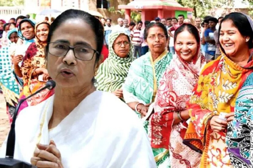 বাংলায় তৃতীয়বার ক্ষমতায় আসার পর থেকেই কল্পতরু মমতা। ‘দুয়ারে রেশন’,’ স্টুডেন্ট ক্রেডিট কার্ড’, ’লক্ষীর ভান্ডার’-সহ একাধিক প্রকল্প জনসাধারণের জন্য ইতিমধ্যেই ঘোষণা করেছেন মুখ্যমন্ত্রী। জোরকদমে শুরু হয়ে গিয়েছে কাজ। প্রতিশ্রুতি মতো মহিলাদের জন্য ‘লক্ষ্মীর ভাণ্ডার’ (Lakshmir Bhandar) প্রকল্পের কাজও শুরু করেছেন মমতা বন্দ্যোপাধ্যায় ( CM Mamata Banerjee) সরকার। সাড়াও মিলেছে ব্যাপক। এক মাসেরও কম সময়ে এক কোটিরও বেশি ‘লক্ষ্মীর ভাণ্ডারে’র (Lakshmir Bhandar) আবেদন পত্র জমা পড়েছে দুয়ারে সরকার শিবিরে। ইতিমধ্যেই প্রায় দু’কোটি আবেদন জমা পড়েছে এই প্রকল্পের জন্য।
