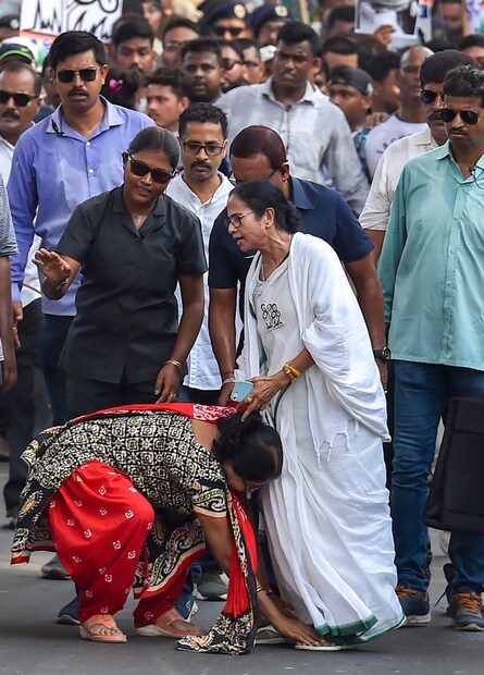 তথ্য যাচাই করার পর গ্রামাঞ্চলে ব্লক ডেভেলপমেন্ট অফিসার এবং শহরাঞ্চলে সাব ডিভিশনাল অফিসাররা আবেদনপত্রগুলি পোর্টালে তুলবে এবং সেক্ষেত্রে যারা যোগ্য বলে বিবেচিত হবে তাদের নাম জেলাশাসকের কাছে পাঠাতে হবে। কলকাতার ক্ষেত্রে একইভাবে তা করতে হবে এবং কলকাতা মিউনিসিপাল কর্পোরেশনের কমিশনার এক্ষেত্রে চূড়ান্ত ভাবে জানিয়ে দেবেন।
