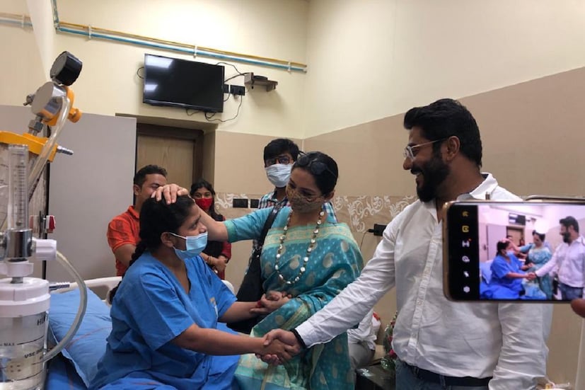 লড়াই থামিও না সাথী, আমরা তোমাদের সাথেই আছি। ত্রিপুরায় আক্রান্ত যুবনেতাদের সঙ্গে এসএসকেএম হাসপাতালে দেখা করে এমনটাই বার্তা দিলেন তৃণমূল বিধায়ক, জুন মালিয়া রাজ চক্রবর্তীরা।