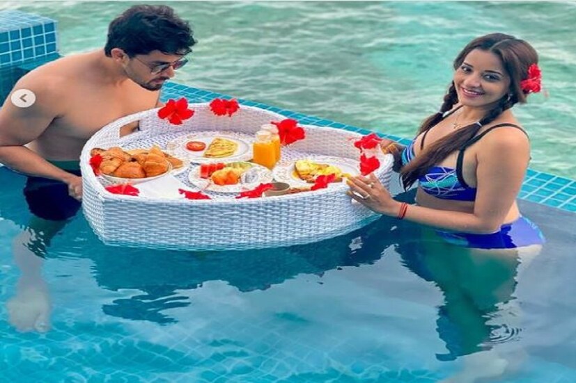 হাসিমুখে দেওরদের দিকে কী ইশারা করছেন তাঁদের প্রিয় বউদি ৷ রূপের আগুনে যেন একটু একটু করে পুড়ছে জল ৷ ছবি সৌজন্যে ইনস্টাগ্রাম ৷ 