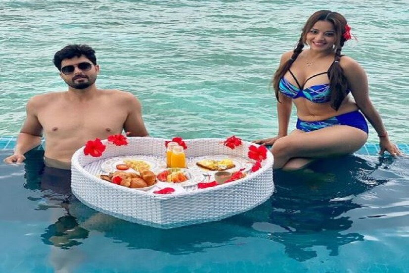 নেভি ব্লু বিকিনি (Navy Blue Bikini) পরে এইবার জলে আগুন ধরালেন তিনি মোনালিসা ওরফে দুপুর ঠাকুরপোর ঝুমা বউদি ৷ ছবি সৌজন্যে ইনস্টাগ্রাম ৷ 