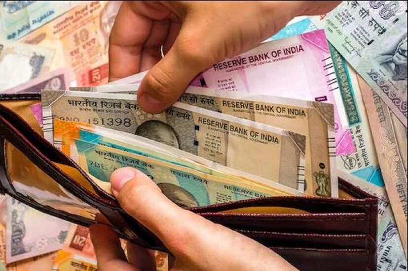 #কলকাতা: নিজের সঞ্চয় ফিক্সড ডিপোজিট (Fixed Deposit) করানোর কথা ভাবছেন৷ ব্যাঙ্ক এফডি  (Bank FDs) প্ল্যান করেন তাহলে এই এফডি-র খবর আপনার জন্য সুবিধাজনক হতে পারে৷ ফিক্সড ডিপোজিটে ইনভেস্ট করতে হলে সেটাকে সবসময় সুরক্ষিত অপশনও হতে পারে৷ ব্যাঙ্কের পক্ষ থেকে ৭ দিন থেকে ১০ বছর অবধি ব্যাঙ্ক এফডি করা যায়৷ Photo-File 