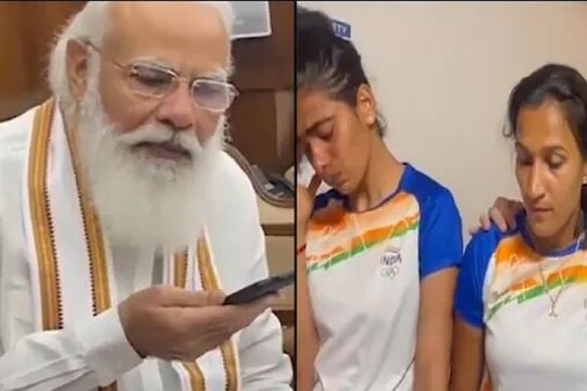indian women's hockey team breaks down during telephonic conversation with pm narendra modi Photo- Twitter/ Video Grab
