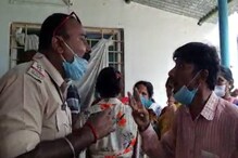 টিকাকরণ ঘিরে উত্তেজনা, টাকার বিনিময়ে কুপন বিক্রিতে অভিযুক্ত পুলিশকর্মী টিকাকরণ ঘিরে উত্তেজনা, টাকার বিনিময়ে কুপন বিক্রিতে অভিযুক্ত পুলিশকর্মী