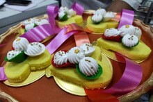 রাখিপূর্ণিমায় ভাইয়ের হাতে পরান সন্দেশের রাখি