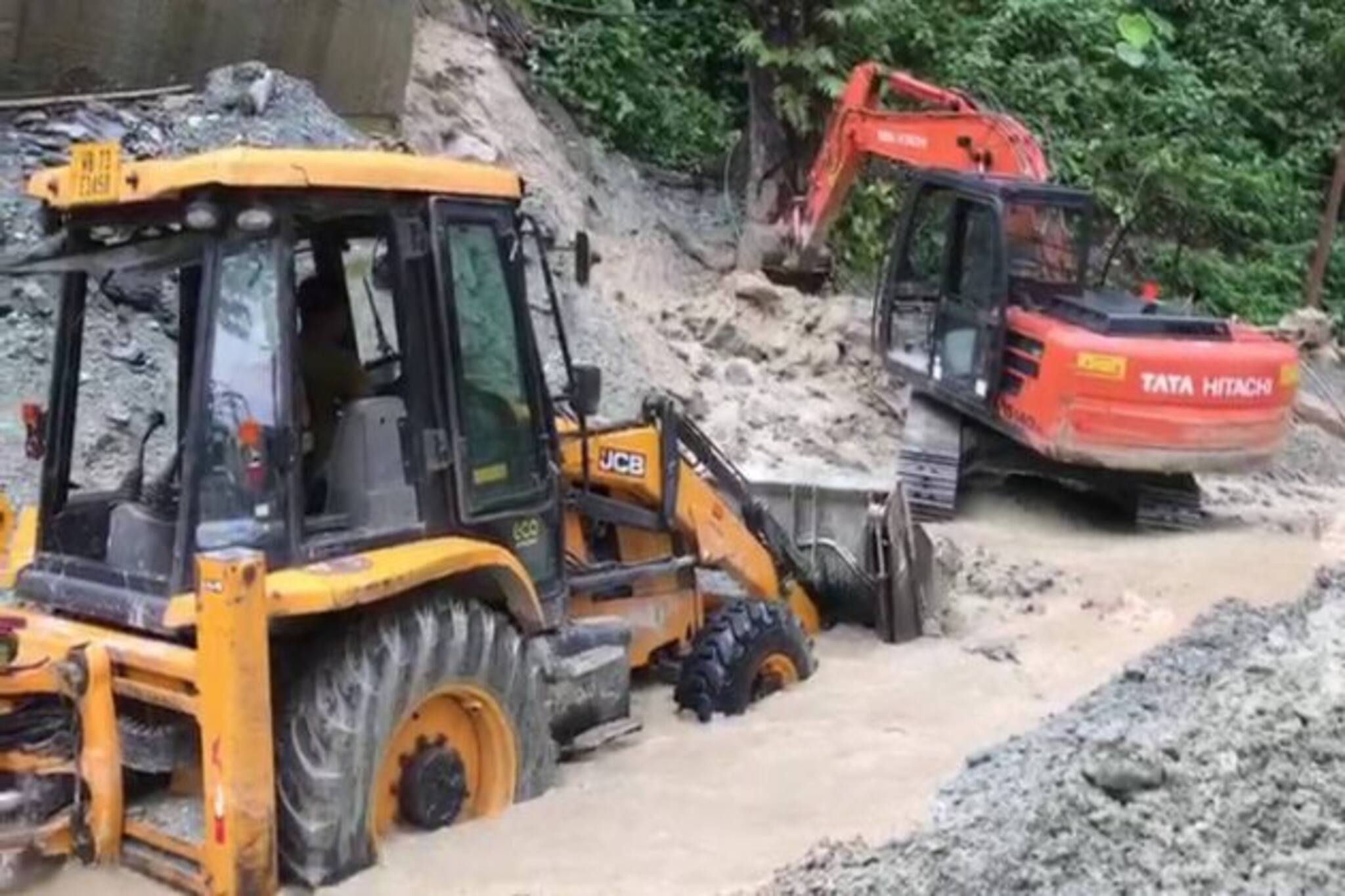 Landslide: রাতভর তীব্র বর্ষণ ও ধসে বিধ্বস্ত বাংলা-সিকিম সড়ক যোগাযোগ, জলমগ্ন শিলিগুড়ি