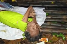 প্রবল বর্ষণের মধ্যে বৃদ্ধা মাকে প্লাস্টিকে মুড়ে রাস্তায় ফেলে গেল মেয়ে