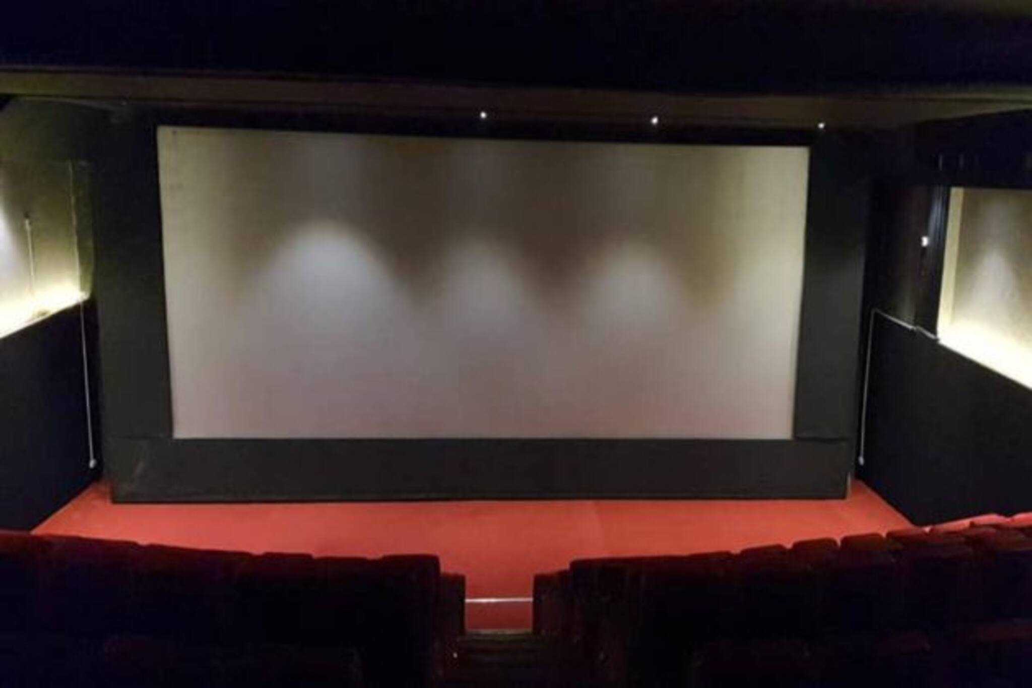 সাবেকিয়ানার আমেজে নতুন রূপে আবার যাত্রা শুরু করল সত্তরোর্ধ্ব প্রাচী প্রেক্ষাগৃহ