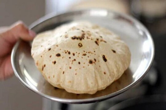 রুটি বেলার সময় খেয়াল রাখুন যাতে সেটা বেশি মোটা বা বেশি পাতলা, কোনওটাই না হয়