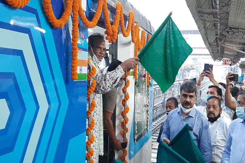 এনজেপি স্টেশনে আজ এই ট্রেনের যাত্রার সূচনা করেন কেন্দ্রীয় প্রতিমন্ত্রী জন বার্লা। ছিলেন সাংসদ জয়ন্ত রায়, বিধায়ক শঙ্কর ঘোষ, শিখা চট্টোপাধ্যায়। 