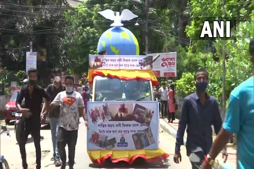 সেখানেও ট্যাবলোর মাধ্যমে শান্তির বার্তা দেওয়া হয়। আর তাঁদের পরিয়ে দেওয়া হয় রাখি, যে রাখিতে খোদ 'দিদি'ই উপস্থিত। এখানে বসবাসকারী আফগানদের হাতেও মহিলারা রাখি পরিয়ে দেন।