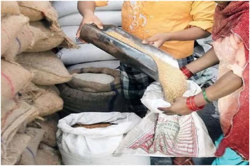 এছাড়া পূর্ব নির্ধারিত নিয়ম মেনে শনিবার সরাসরি রেশন দোকান থেকে রেশন দেওয়া হবে। সরকারি ছুটি, আবহাওয়া বা অন্য কোনও কারণে যদি দুয়ারে রেশন বন্ধ থাকে সেক্ষেত্রে প্রাপকরা রবিবারের দ্বিতীয়ার্ধে তা পেয়ে যাবেন বলেও জানানো হয়েছে বিজ্ঞপ্তিতে।