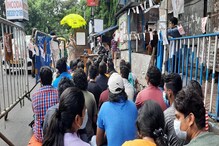 এখনও বন্ধ কলেজের দরজায়, রাস্তায় ক্লাস করে অভিনব প্রতিবাদ বামেদের এখনও বন্ধ কলেজের দরজায়, রাস্তায় ক্লাস করে অভিনব প্রতিবাদ বামেদের