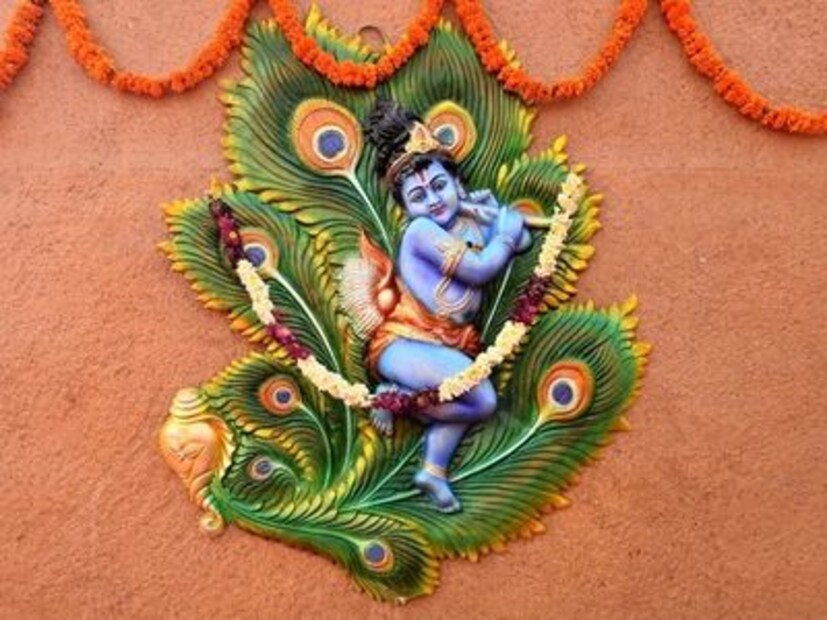 • আগামী সোমবার জন্মাষ্টমী ৷ আমাদের আদরের গোপালের জন্মদিন ৷ ভগবান বিষ্ণুর অষ্টম অবতার শ্রী কৃষ্ণ হয়ে জন্ম নিয়েছিল মাতা দেবকীর গর্ভে ৷ ধর্মপ্রাণ হিন্দুদের ঘরে ঘরে চলছে এই দিন গোপাল পুজোর আয়োজন হয় ৷ দুধ-ঘি-মধুতে স্নান সেরে নতুন জামা, গয়না পরে, ফুল-চন্দন-আতরে আজ সেজে ওঠেন গোবর্ধনধারী ৷