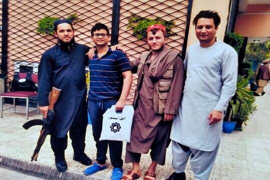 তালিবান যোদ্ধার সঙ্গে তমাল ভট্টাচার্য (বাঁদিক থেকে দ্বিতীয়)৷