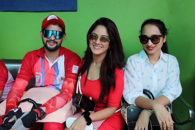 সেলিব্রিটি ক্রিকেট ম্যাচ ২০২১-এ অংশ নিলেন বিনোদন জগতের সঙ্গে যুক্ত ৮ তারকা৷ মাঠে দাপিয়ে বেড়ালেন তাঁরা৷ তাদের সঙ্গেই পা মেলালেন ভক্তরাও৷ কারণ তারাও উপস্থিত ছিলেন খেলোয়াড় হিসেবে৷ 